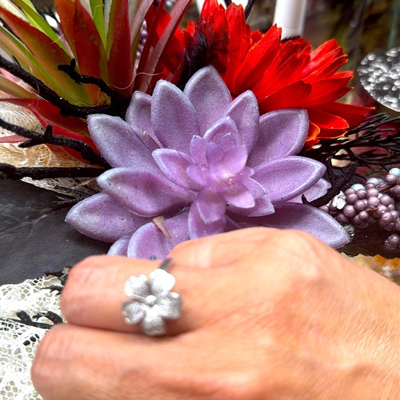 NEW Gorgeous Flower Ring! Siver it sparkles, Size 6 - Picture 2 of 3